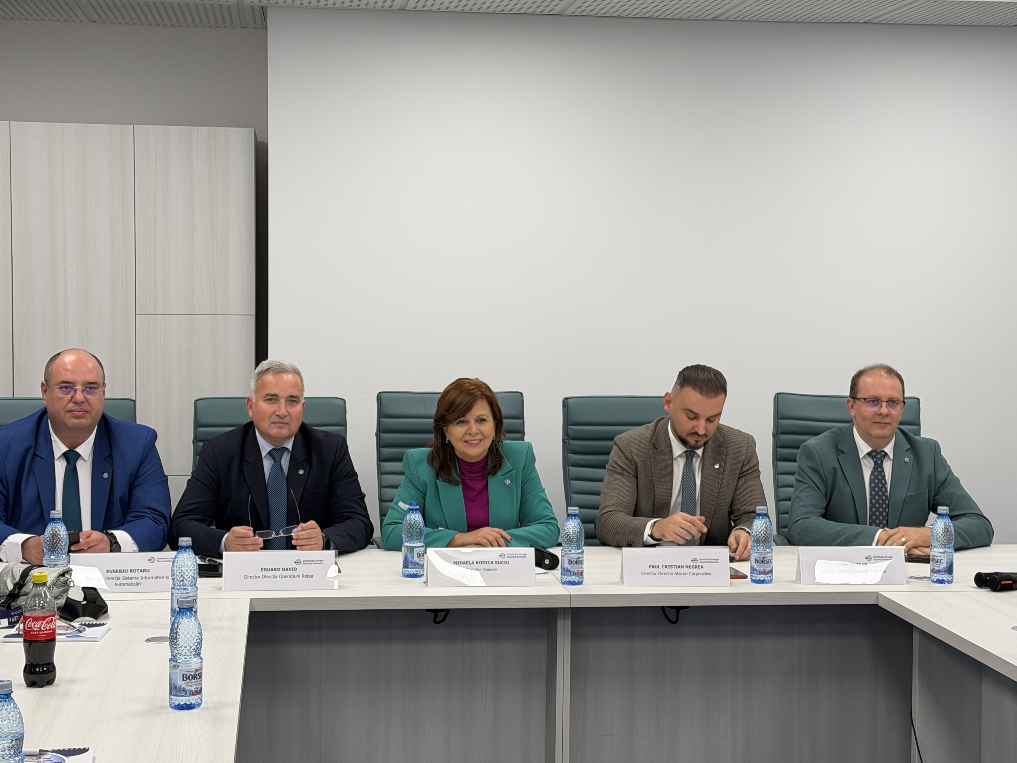 Conduecerea DEER a prefațat Forumul de Securitate Cibernetică în Energie la Cluj 2026. De la stângă la dreapta: Eusebiu Rotaru - director Sisteme Informatice și Automatizări DEER, Eduard David - director Direcția Operațiuni Rețea DEER, Mihaela Rodica Suciu - director general DEER, Paul Cristian Negrea - director Direcția Afaceri Corporative DEER, Dan Mateaș, Director Direcția Dezvoltare Rețea DEER. | Foto: Sergiu Tămaș, monitorulcj.ro