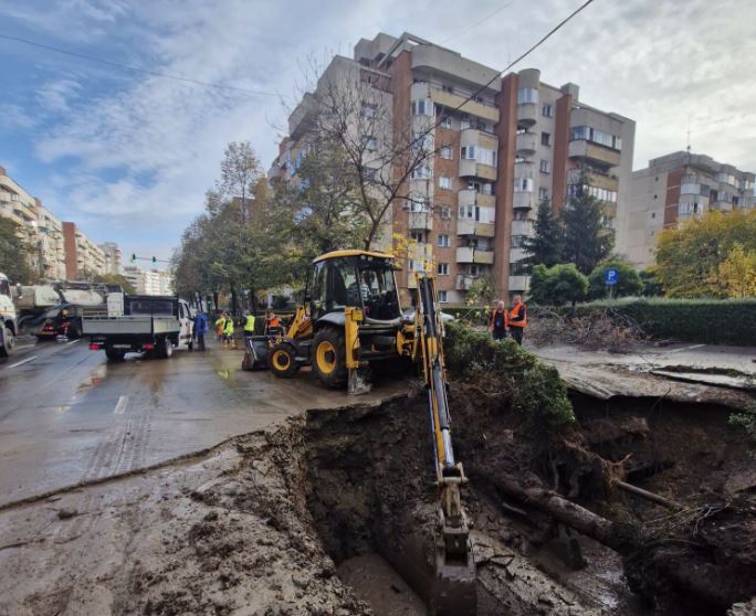 Trafic restricționt la două benzi pe Calea Dorobanților, în urma avariei la rețeaua de apă: Finalizarea lucrărilor de remediere, estimată pentru 30 octombrie|Foto: Compania de Apă Somes SA - Facebook