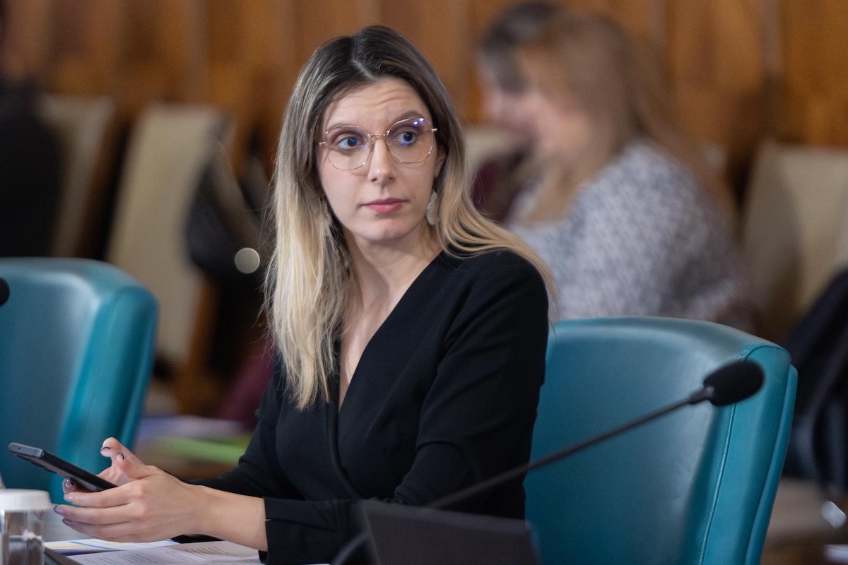 Diana Buzoianu susține că PSD readuce în instituțiile statului oameni înlăturați în perioada în care USR era la guvernare și favorizează numirile politice în locul concursurilor. |  Foto: gov.ro