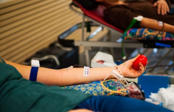 Studenții Universității de Medicină și Farmacie „Iuliu Hațieganu” din Cluj-Napoca, implicați în proiectul „Donează sânge, fii erou!”, îi încurajează pe clujeni să doneze sânge între 9 și 13 noiembrie 2026, în cadrul campaniei „Fall for Life”. | Foto: Centrul de Transfuzie Sanguină Cluj