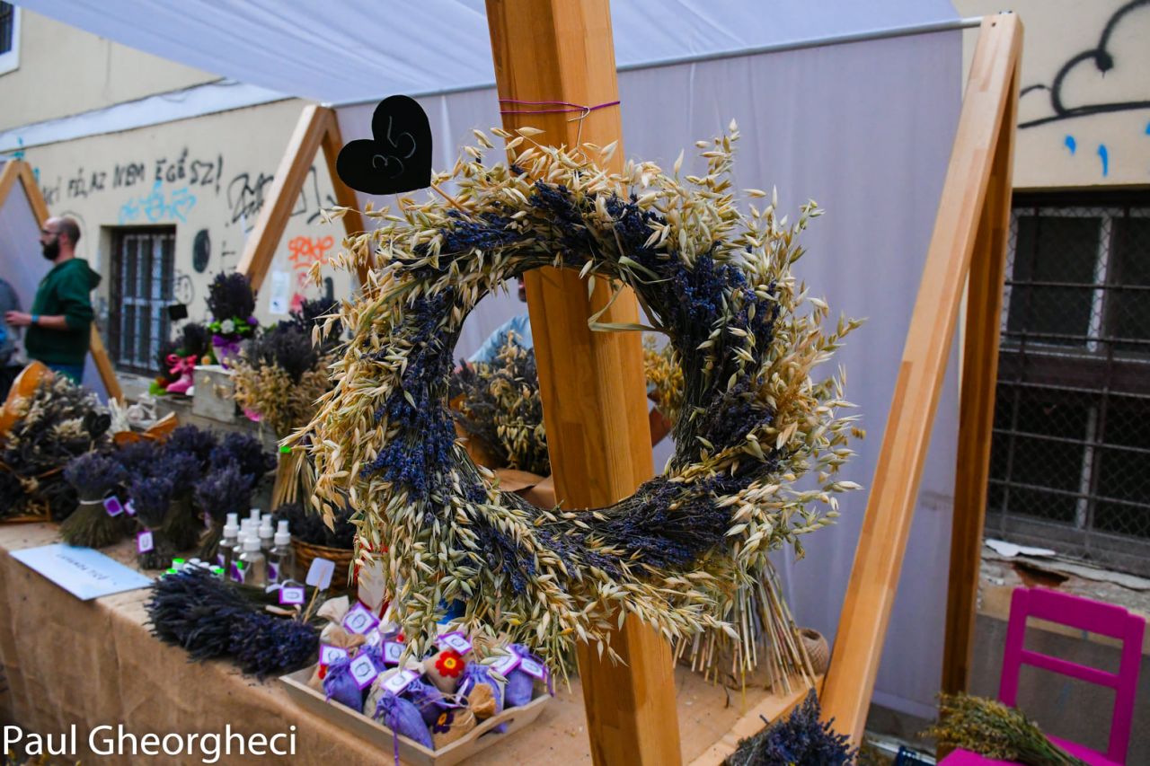 Piața de flori altfel, pe strada Potaissa. Un colț de rai decorat de