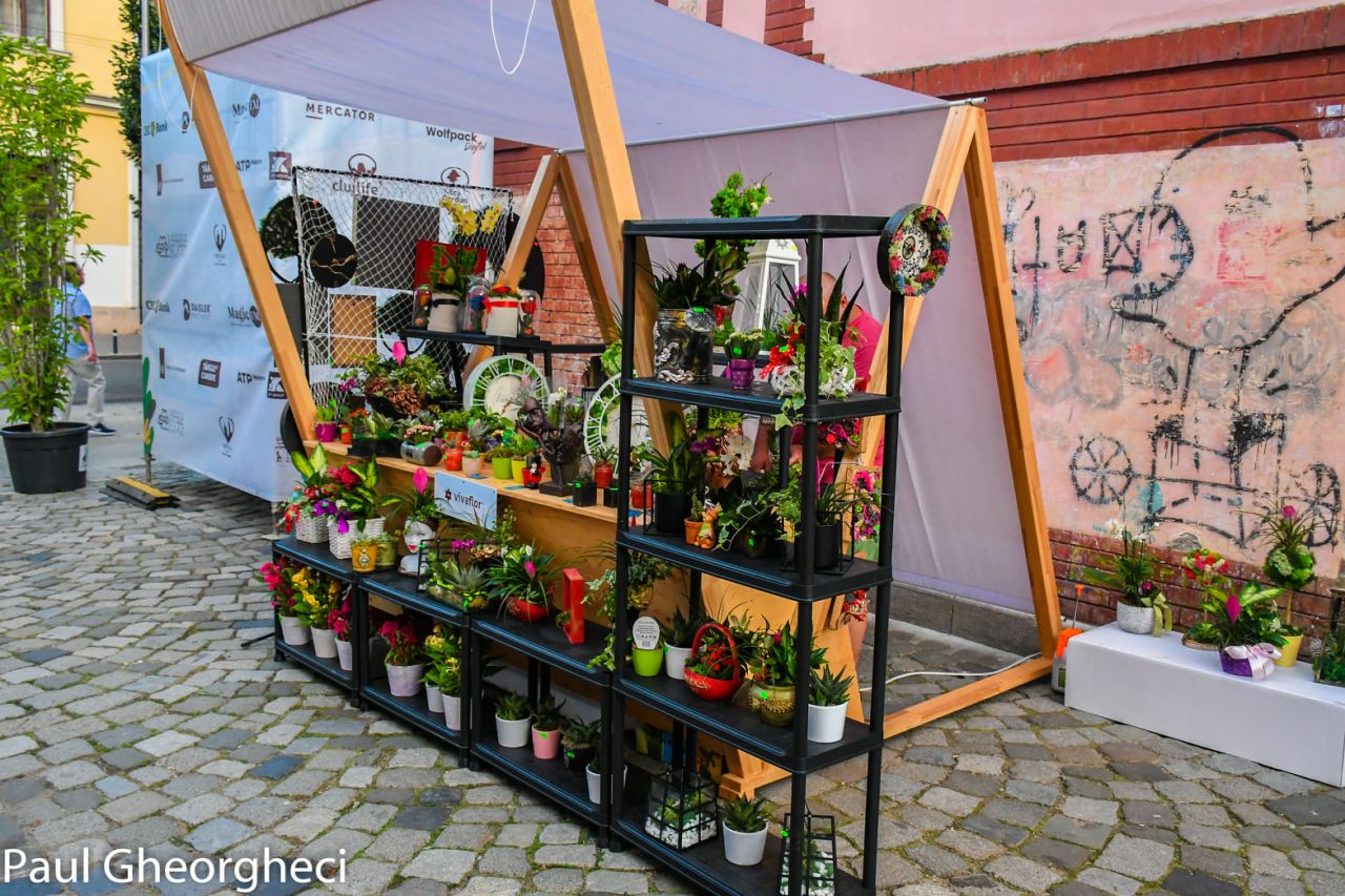 Piața de flori altfel, pe strada Potaissa. Un colț de rai decorat de