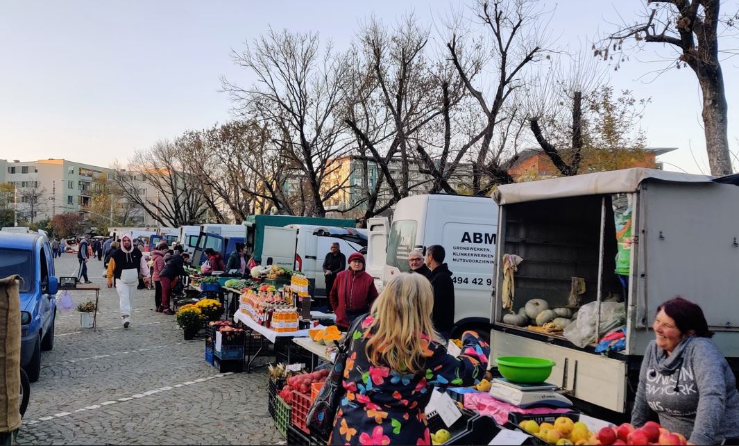 Piața volantă din nu se mai mută! Primărie „La cererea