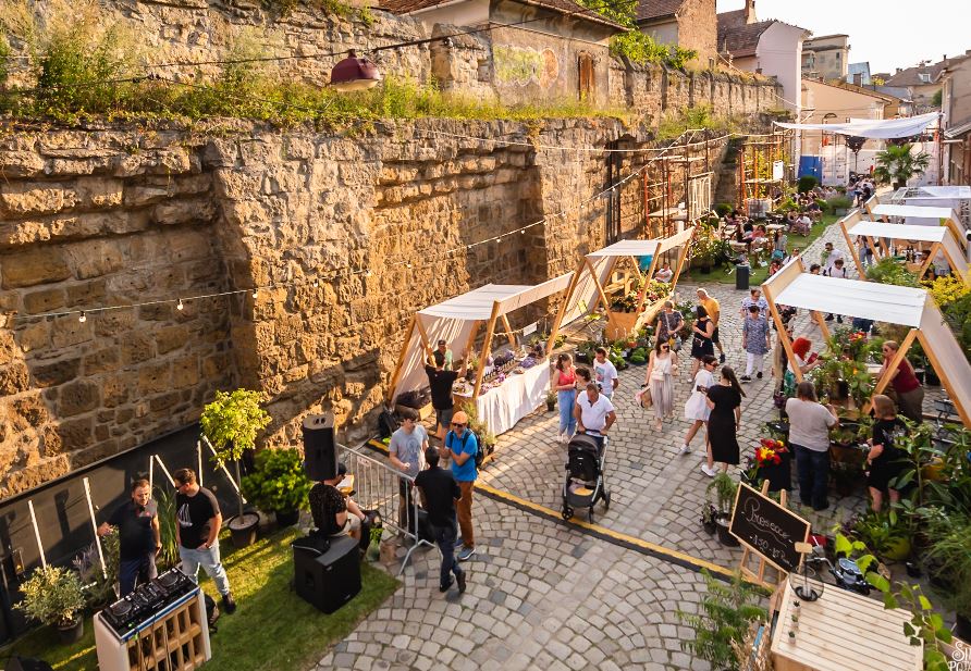 Strada Potaissa se transformă. Piața de flori altfel prinde viață