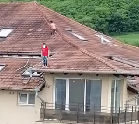 Inconștiență maximă Copii filmați în timp ce se plimbă pe acoperișul unui bloc din Florești VIDEO