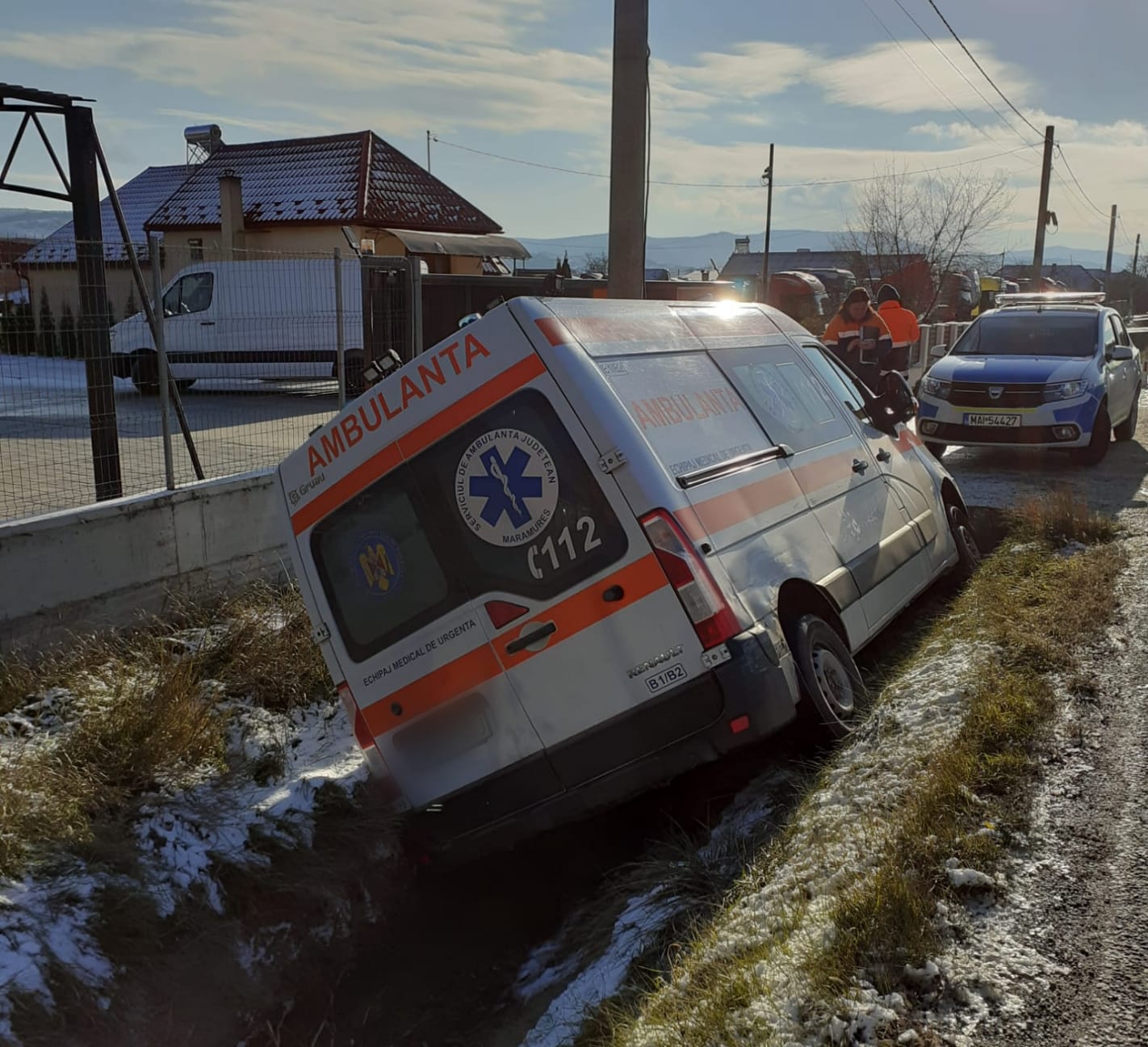 Ambulanță cu un pacient, implicată într-un accident rutier în Nima, Cluj!