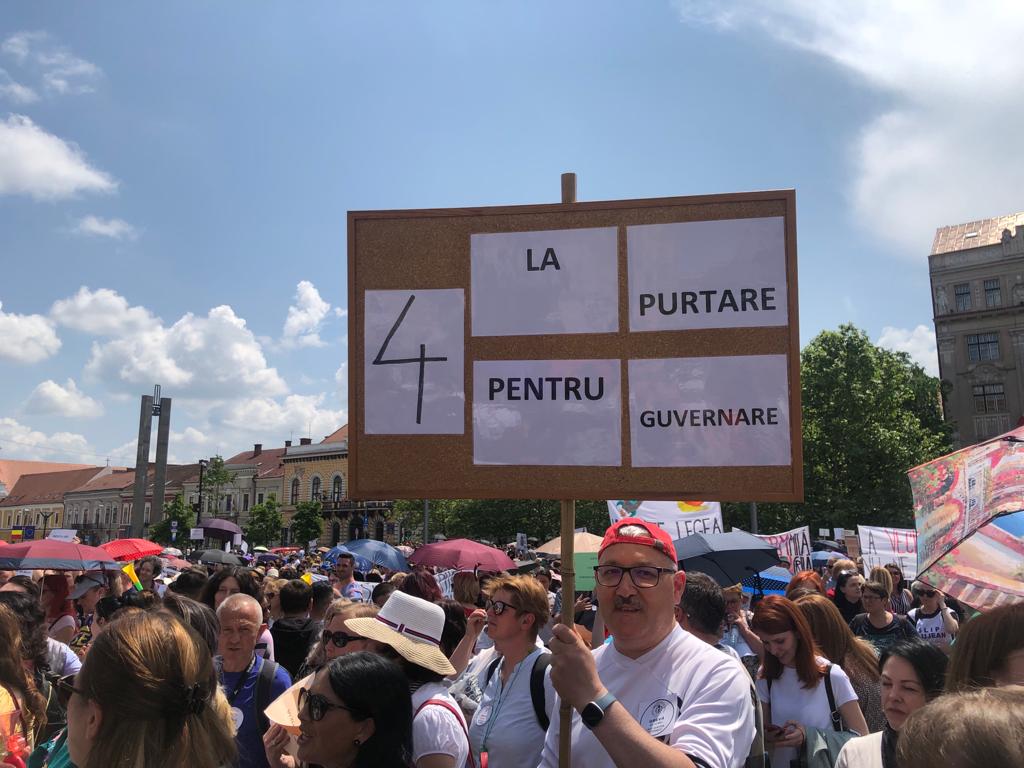 Profesorii protestează la Cluj în Piața Unirii cerând salarii mai mari și condiții mai bune în unitățile de învățământ
