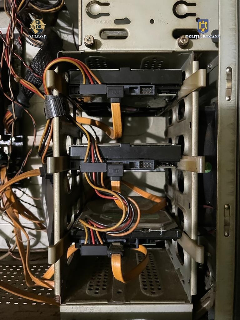 Calculator ridicat la perchezitia barbatului acuzat de pornografie infantila