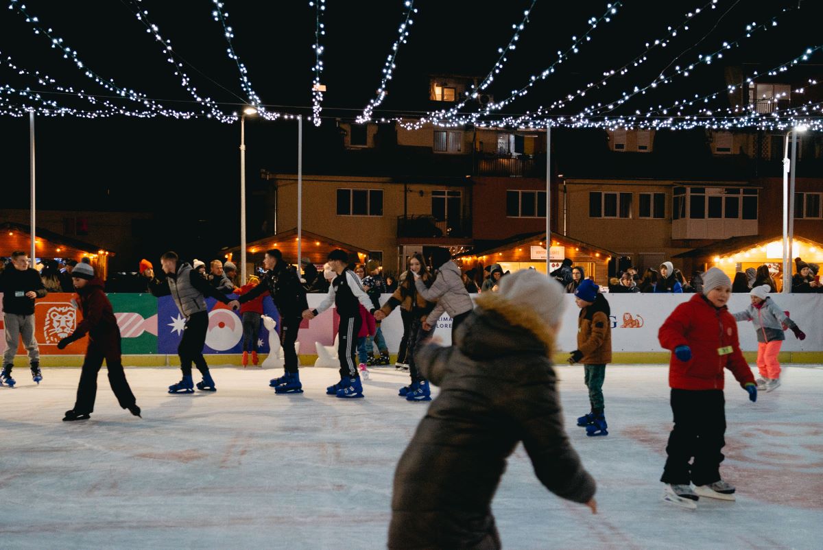 Târgul de Crăciun Winter Dream din Parcul Poligon din Florești are unul dintre cele mai frumoase patinoare