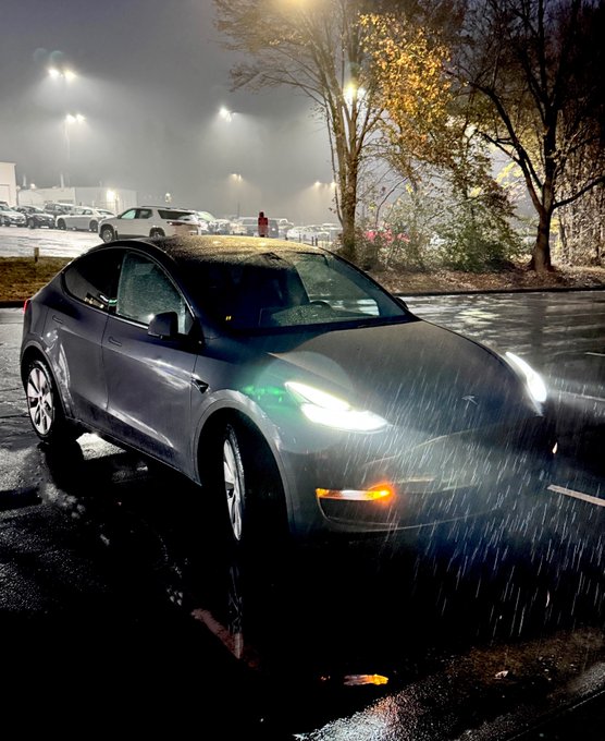 Mașina Tesla a parcurs automat cei 21 de kilometri până la spital și chiar a parcat singură