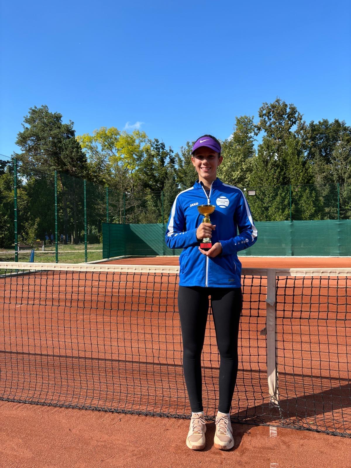 Patricia Irimieș, cu trofeul pentru locul al doilea la U18 obținut la turneul de tenis Trofeul Marc – Cupa Lewis Automobile, turneu de categoria 1 al Federației Române de Tenis | Foto: arhiva personală Patricia Irimieș