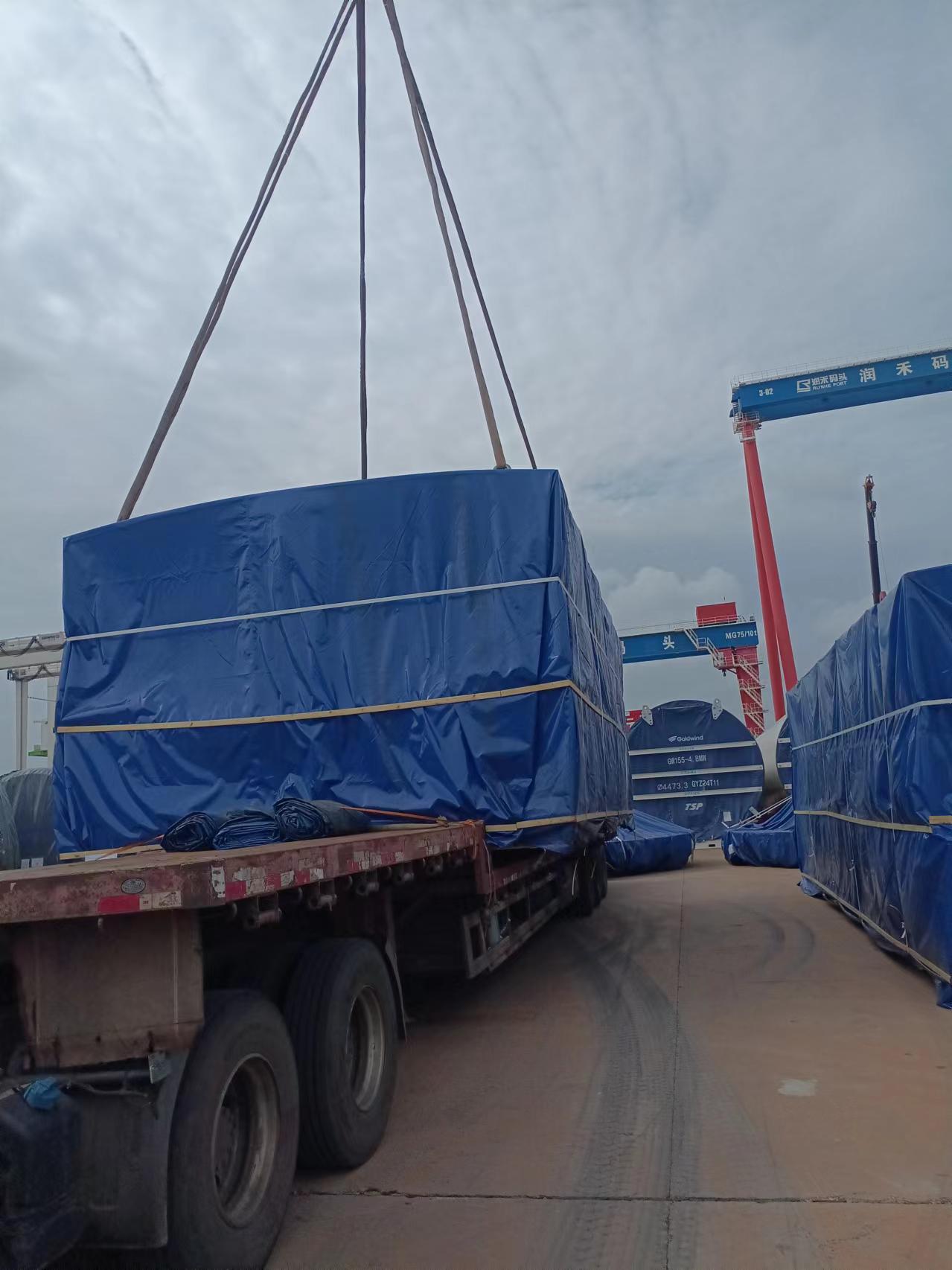 A truck with blue tarp on it

Description automatically generated