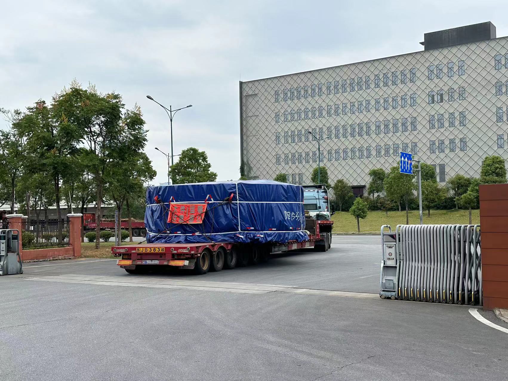 A truck with a blue tarp on the back

Description automatically generated