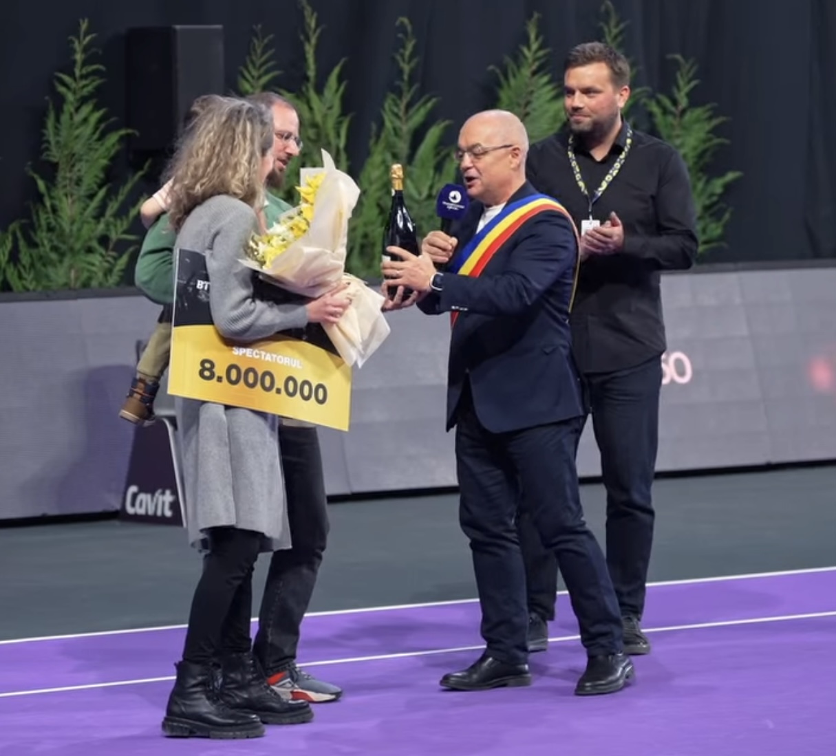 Spectatorul cu numărul 8 milioane a fost premiat de primarul Emil Boc cu un abonament Gold, care îi asigură acces la toate evenimentele sportive din 2025 de pe Cluj-Arena. | Captură video BTArena