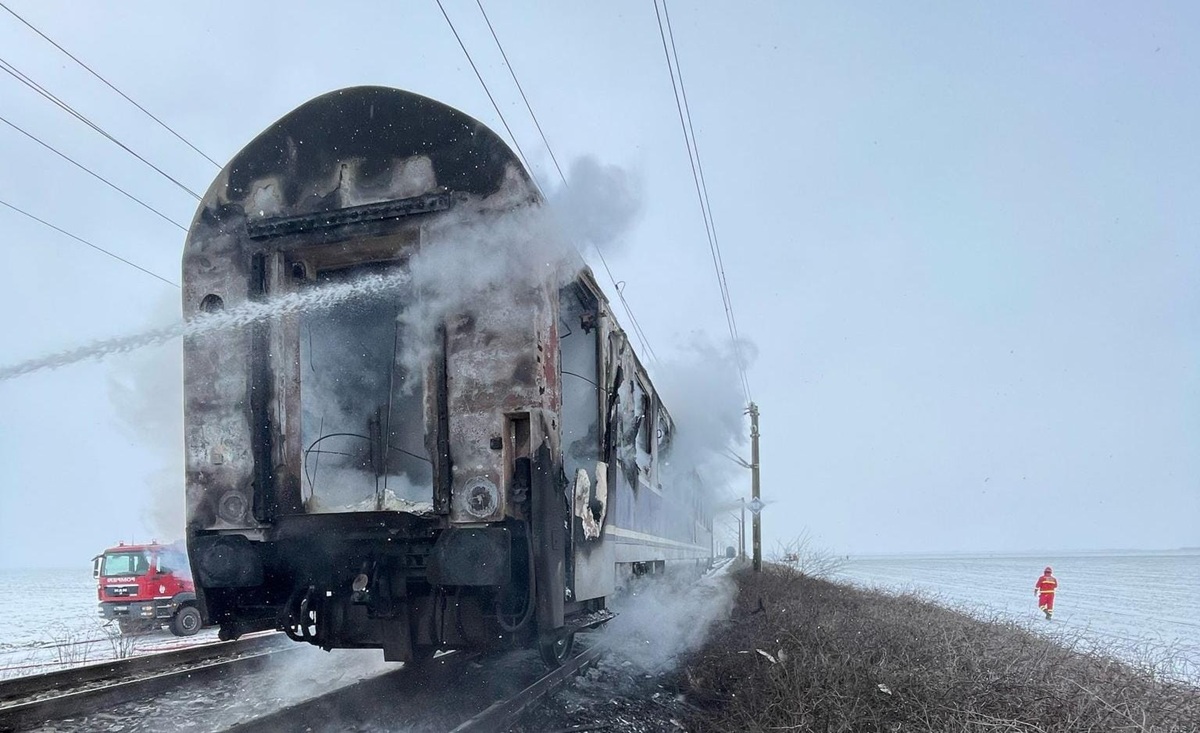 Vagonul unui tren de călători a luat foc în Olt. FOTO: ISU Olt