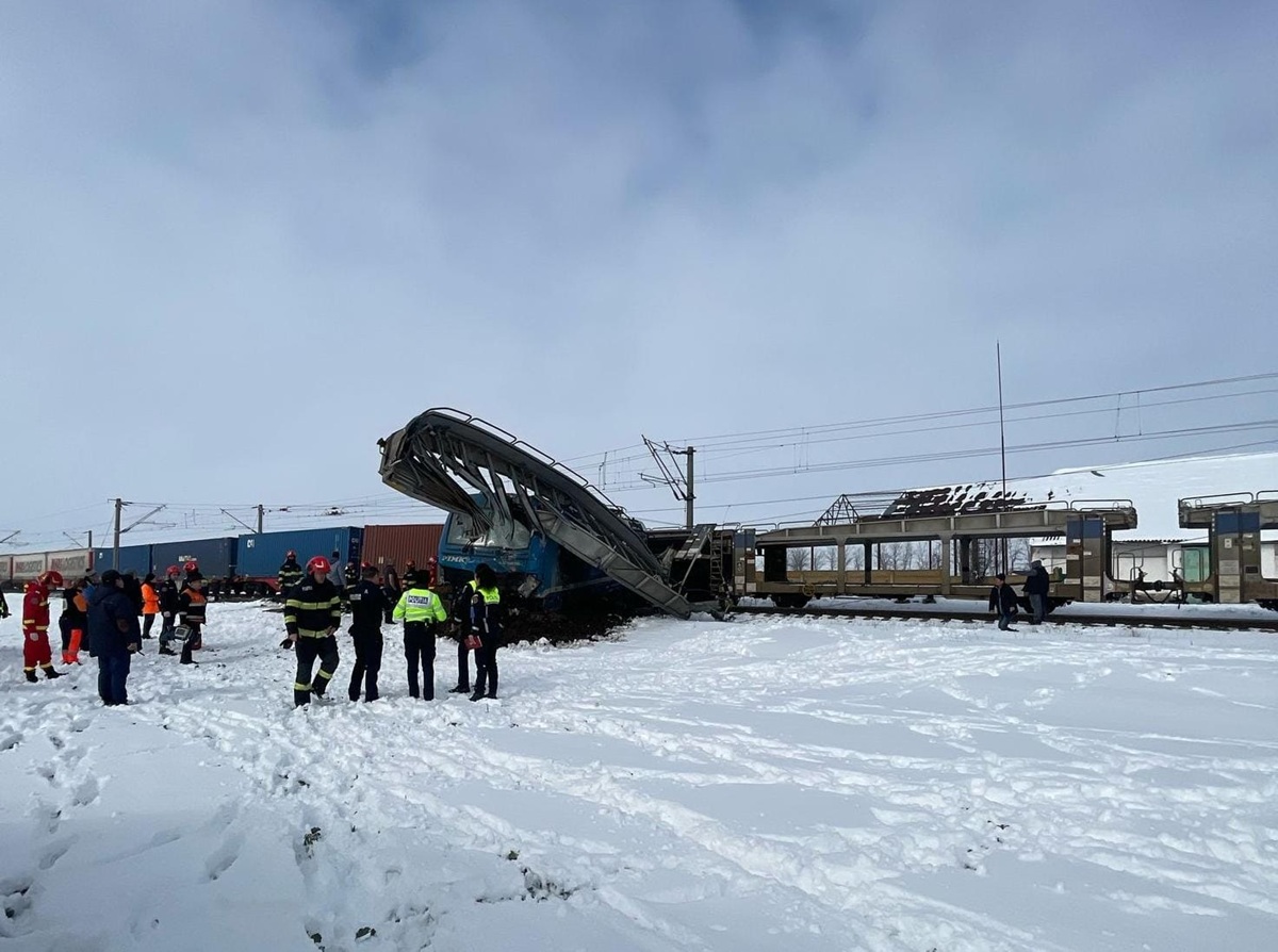 Două trenuri de marfă s-au ciocnit pe Magistrala CF 100 în județul Olt. Un șef de tren a decedat. Foto: ISU Olt și Teleorman