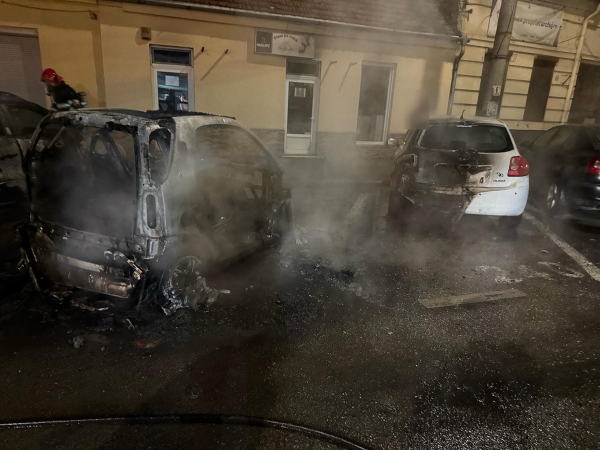 Un autoturism în mers a luat foc pe Calea Dorobanților și a avariat două mașini parcate. Foto: ISU Cluj