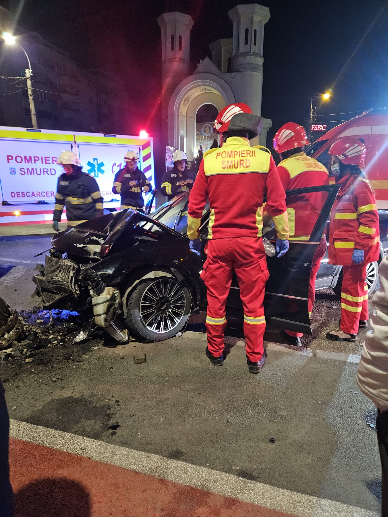 Intervenția pompierilor la accidentul din noaptea de 8/9 martie, de pe Calea Dorobanților, din Cluj-Napoca.. Foto: Flavia Fyzz / © monitorulcj.ro