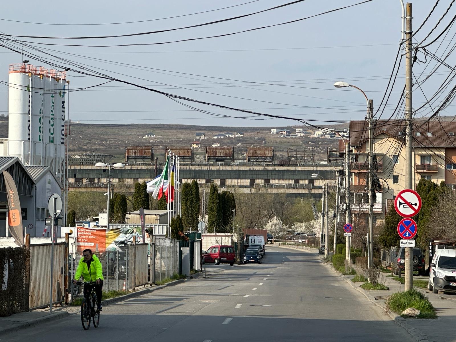 La periferia orașelor, adesea chiar între blocurile de locuințe, fostele zone industriale abandonate sunt o oportunitate de neratat pentru dezvoltarea unor proiecte de reconversie urbană de tip „brownfield”. În imagine, strada Beiuș văzută dinspre strada Plevnei. În fundal se vede fosta zonă industrială. | Foto: monitorulcj.ro