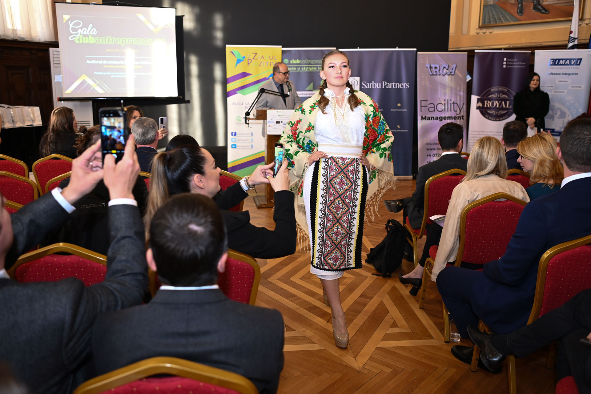 Invitații Galei Club Antreprenor au putut vedea o defilare de modă cu creații ale Atelierului de croitorie Svetlana Karahan. Foto: Club Antreprenor