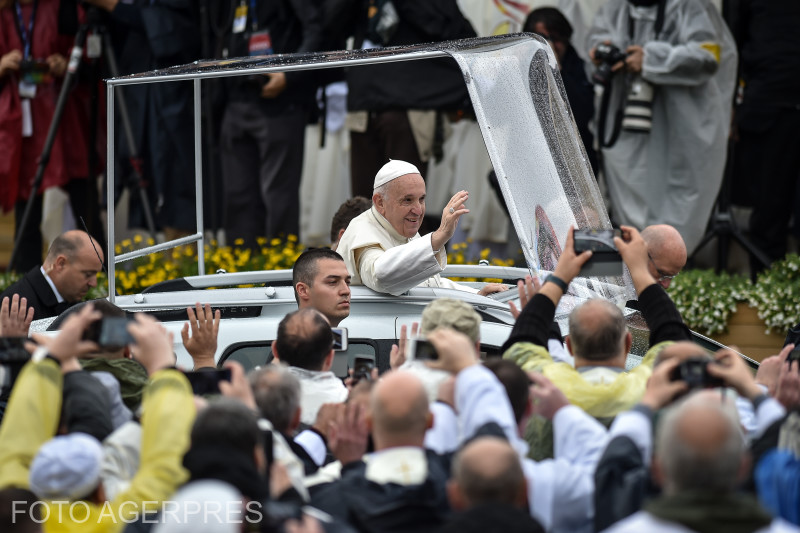 1 iunie 2019. Papa Francisc salută oamenii prezenți la Șumuleu-Ciuc, înainte de a oficia Liturghia Pontificală. Foto: Radu Tuta, Agerpres