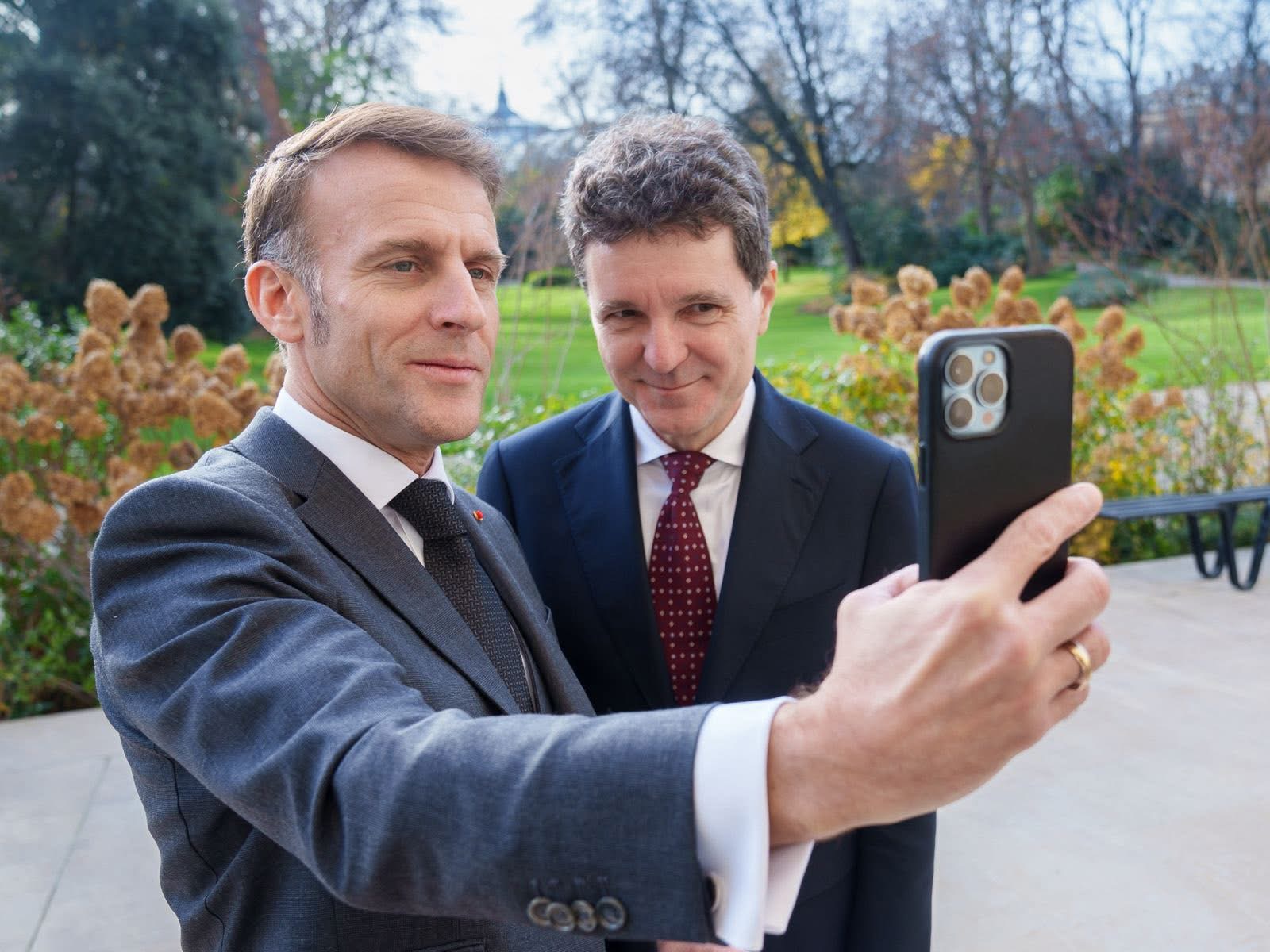 În decembrie 2025, Emmanuel Macron și Nicușor Dan au făcut un selfie în grădina Palatului Elysee. Foto: Președintia României
