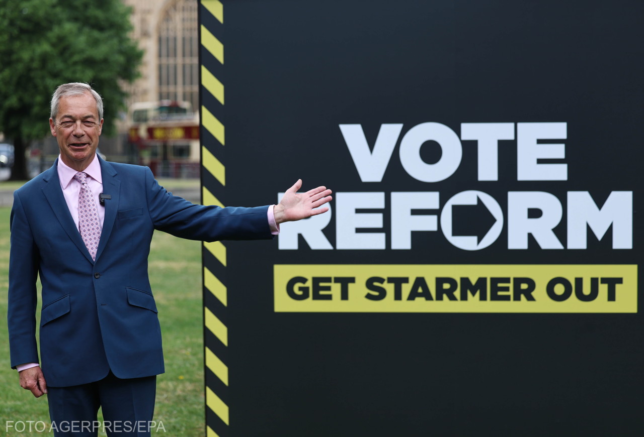 Liderul partidului Reform UK, Nigel Farage, pozează în fața unui banner de campanie, la Londra, cu o zi înaintea alegerilor locale și 7 mai 2026. Foto: Neil Hall, EPA/Agerpres