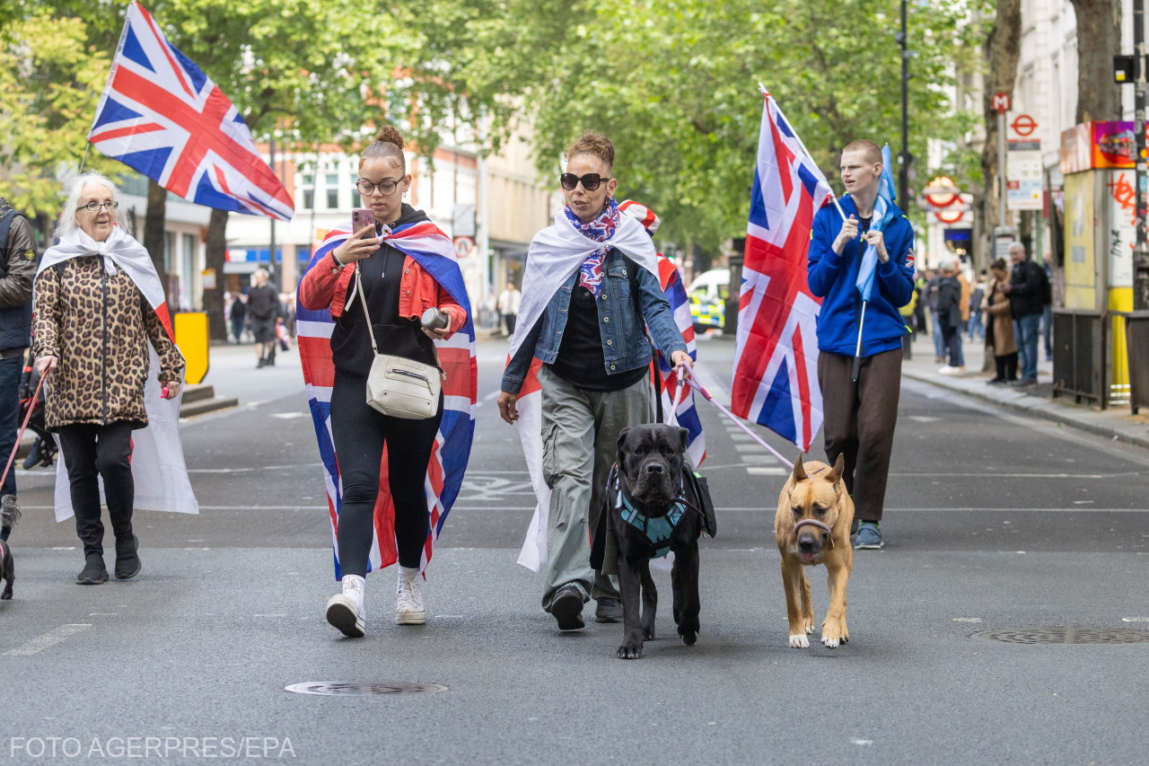Oamenii se adună în Kingsway înaintea mitingului „Uniți Regatul” la Londra, în 16 mai 2026. Marșul este organizat de Stephen Yaxley-Lennon, cunoscut și sub numele de Tommy Robinson, pentru a cere formarea unei noi coaliții menite să „Facă Europa din nou măreață” („Make Europe Great Again”). Foto: Tayfun Salci, EPA/Agerpres