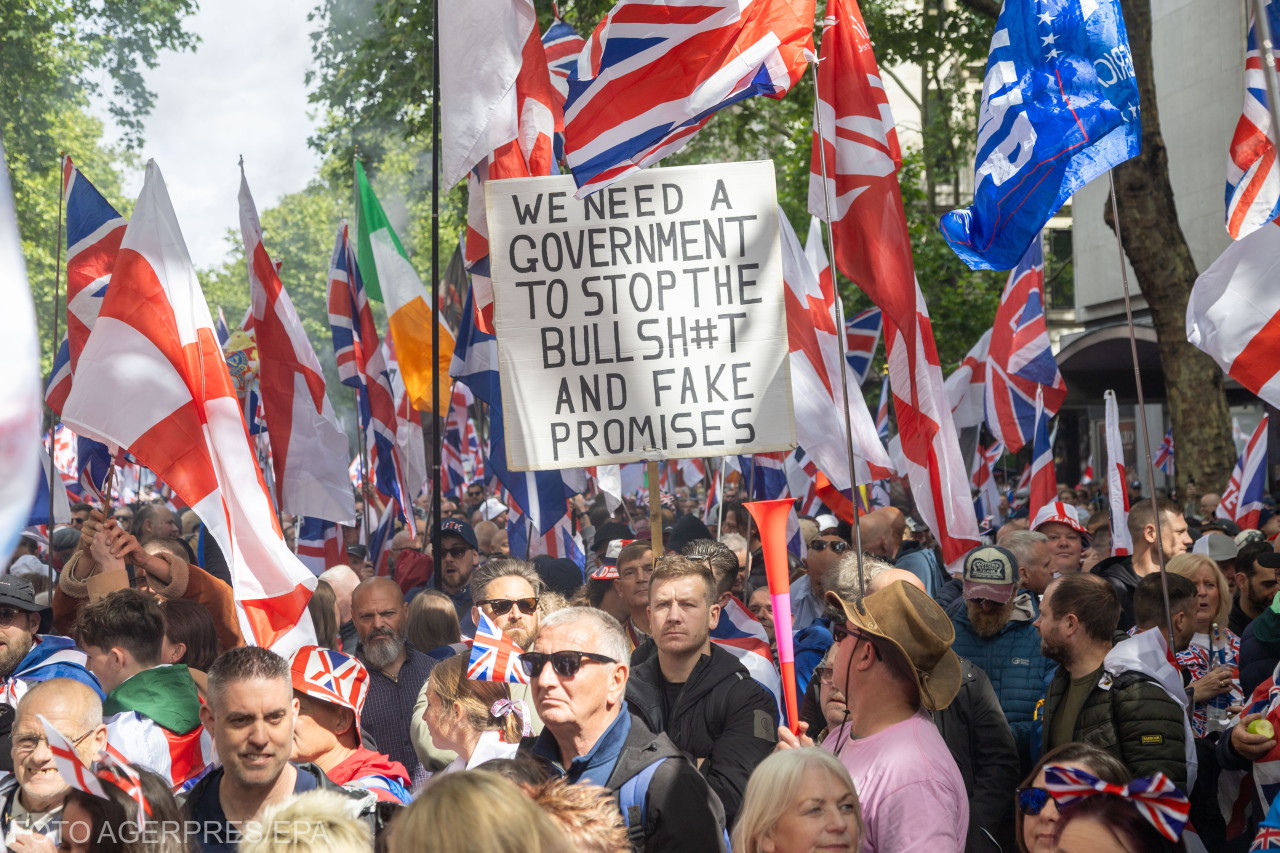 Oamenii se adună în Kingsway înaintea mitingului „Uniți Regatul” la Londra, în 16 mai 2026. Marșul este organizat de Stephen Yaxley-Lennon, cunoscut și sub numele de Tommy Robinson, pentru a cere formarea unei noi coaliții menite să „Facă Europa din nou măreață” („Make Europe Great Again”). Foto: Tayfun Salci, EPA/Agerpres