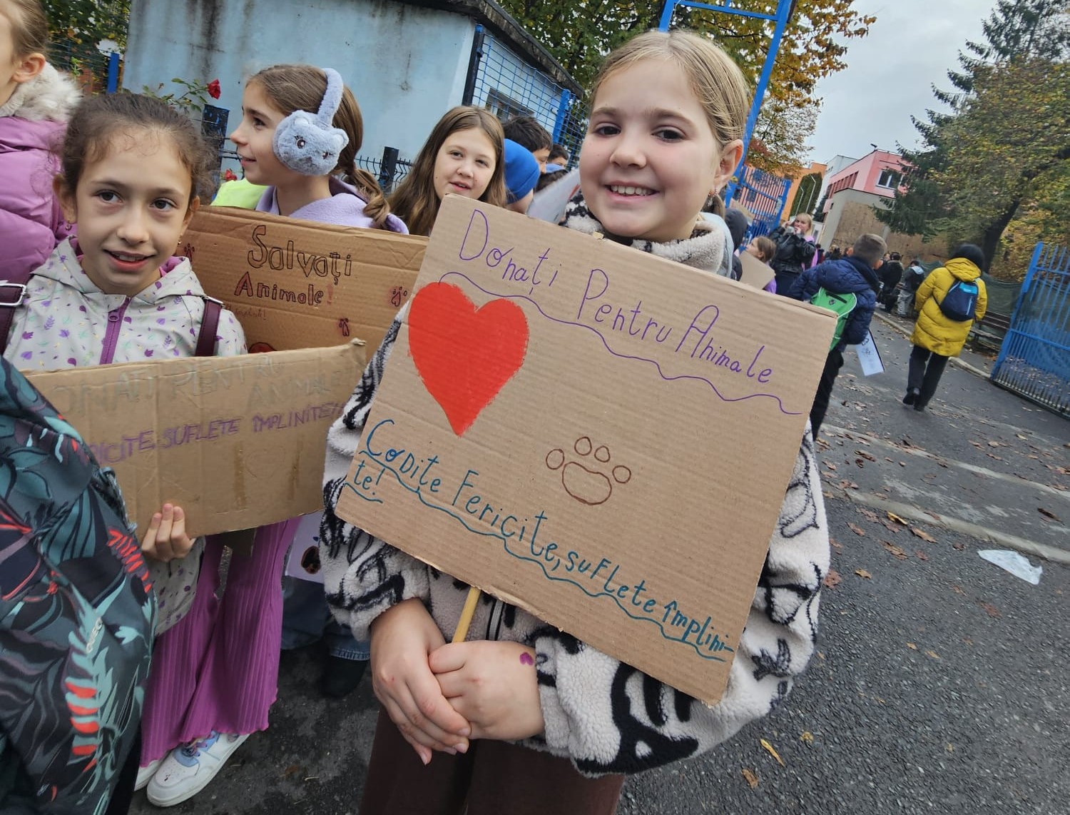 În cadrul Săptămânii Verzi, elevii școlii gimnaziale „Ion Creangă” au organizat cea de-a doua ediție a marșului caritabil „We walk for… Arca lui Noe! – Mergem pe jos pentru un blănos!”, o inițiativă prin care au îmbinat grija pentru natură cu dragostea față de ființele care au nevoie de noi. Foto: organizatorii evenimentului, Școala Gimnazială „Ion Creangă” Cluj-Napoca