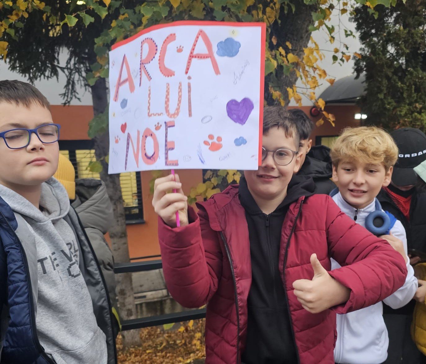 În cadrul Săptămânii Verzi, elevii școlii gimnaziale „Ion Creangă” au organizat cea de-a doua ediție a marșului caritabil „We walk for… Arca lui Noe! – Mergem pe jos pentru un blănos!”, o inițiativă prin care au îmbinat grija pentru natură cu dragostea față de ființele care au nevoie de noi. Foto: organizatorii evenimentului, Școala Gimnazială „Ion Creangă” Cluj-Napoca